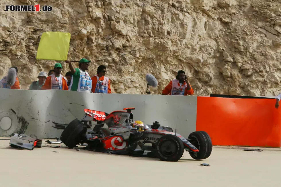 Foto zur News: Sein Freitags-Crash beim Bahrain-Grand-Prix 2008 war ein Symbolbild für Lewis Hamiltons verpatztes Wochenende. Und nicht das einzige spektakuläre Bild, dass das Wüstenrennen in den vergangenen 16 Jahren lieferte. Wir blicken zurück auf Triumpfe und Tragödien ...