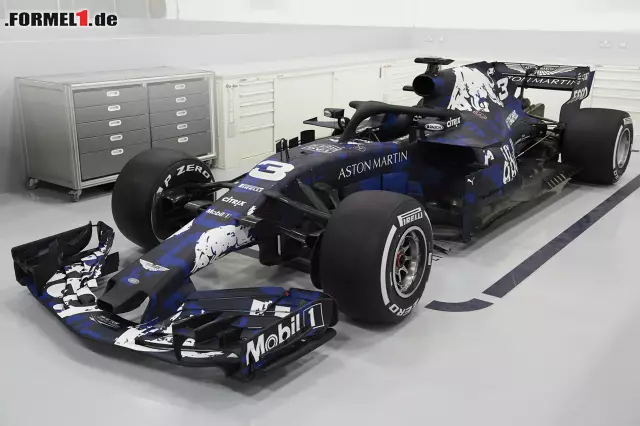 Foto zur News: Red Bull nutzt beim RB14 wie schon 2015 eine spezielle Präsentationsfarbgebung, um Designdetails zu verschleiern. Wir haben uns den Boliden trotzdem genauer angesehen: Jetzt durch die Detailfotos klicken!