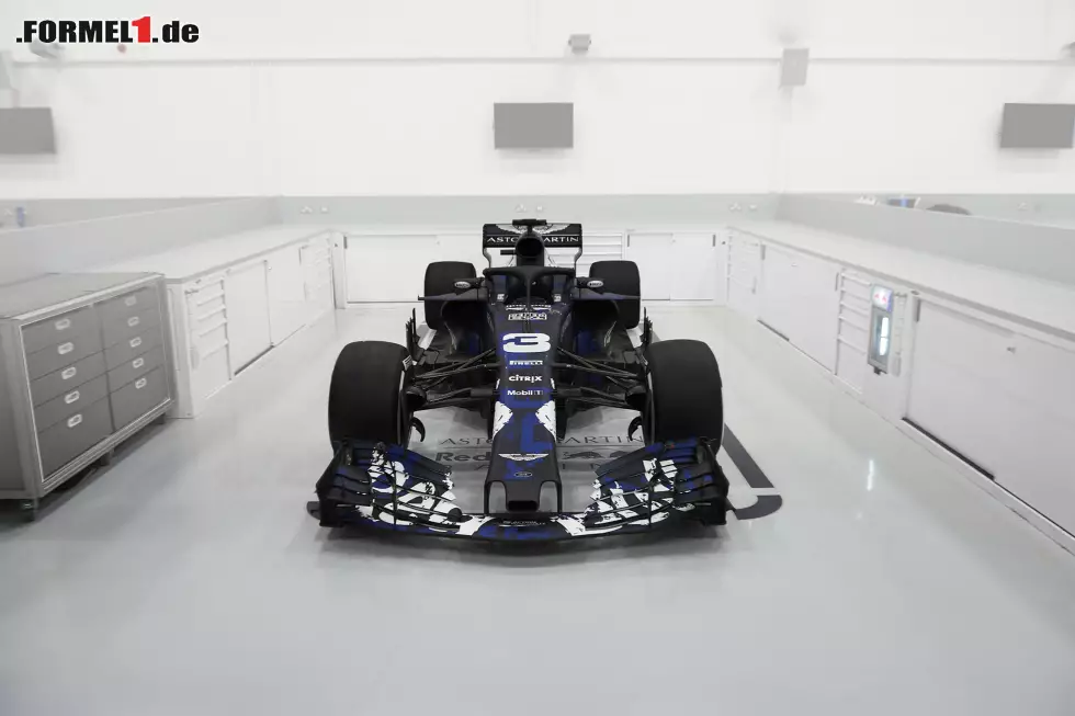 Foto zur News: In der Vorderansicht des RB14 wird durch den Blick auf den Unterboden noch einmal deutlich, wie schlank die Seitenkästen sind.