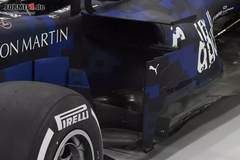 ... sieht das Design der seitlichen Windabweiser aus. Dafür hat man sich mit dem Flügel über dem Lufteinlass etwas ganz Neues einfallen lassen und weicht ab vom Ferrari-Design des Vorjahres, das von Haas und Williams kopiert wurde. Ein wahrer Augenschmaus ... Foto zur News: ... sieht das Design der seitlichen Windabweiser aus. Dafür hat man sich mit dem Flügel über dem Lufteinlass etwas ganz Neues einfallen lassen und weicht ab vom Ferrari-Design des Vorjahres, das von Haas und Williams kopiert wurde. Ein wahrer Augenschmaus ...