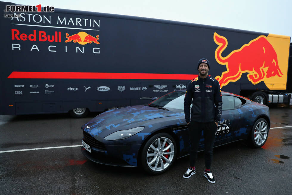 Foto zur News: Daniel Ricciardo (Red Bull) mit seinem Dienstwagen, einem Aston Martin DB11 in Spezial-Lackierung