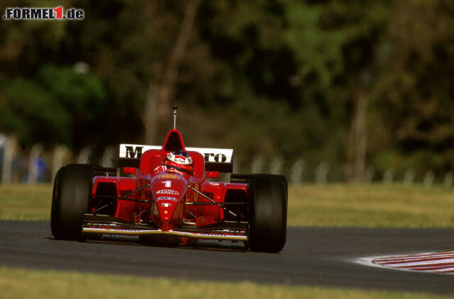 Foto zur News: Bis Mitte der 90er-Jahre war Ferrari bereits in dunklerem Rot unterwegs - wie hier Michael Schumacher 1996.