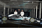 Foto zur News: Valtteri Bottas, Toto Wolff und Lewis Hamilton (Mercedes)