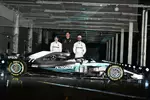 Foto zur News: Valtteri Bottas, Toto Wolff und Lewis Hamilton (Mercedes)