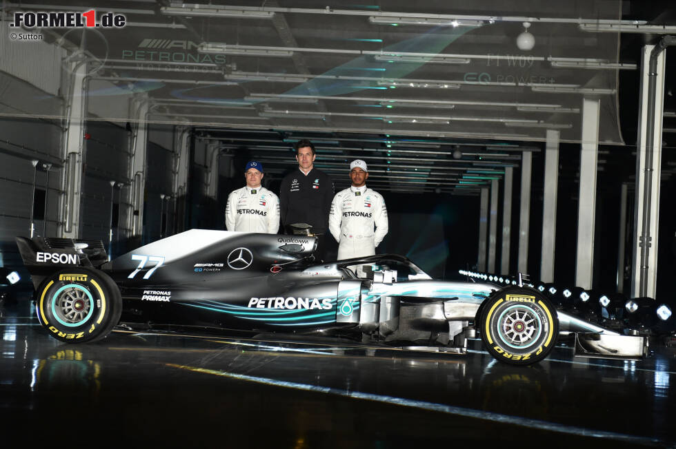 Foto zur News: Valtteri Bottas, Toto Wolff und Lewis Hamilton (Mercedes)
