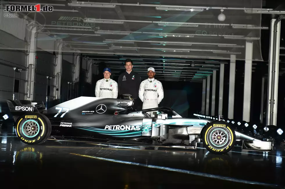 Foto zur News: Valtteri Bottas, Toto Wolff und Lewis Hamilton (Mercedes)