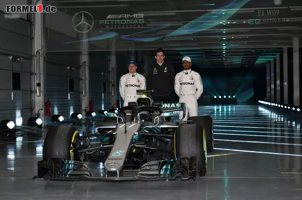 Foto zur News: Valtteri Bottas (Mercedes), Toto Wolff und Lewis Hamilton (Mercedes)