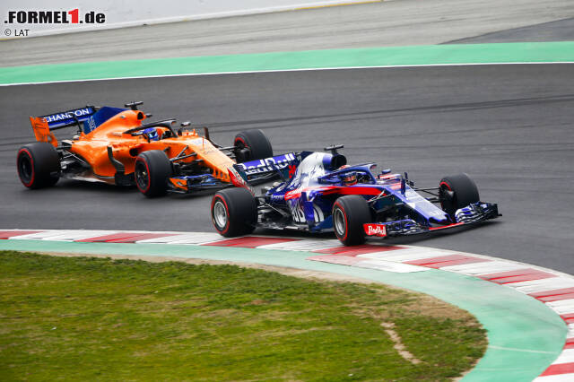 Foto zur News: Brendon Hartley (Toro Rosso) und Fernando Alonso (McLaren)