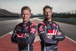 Foto zur News: Kevin Magnussen und Romain Grosjean (Haas)