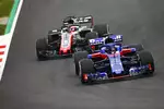 Foto zur News: Brendon Hartley (Toro Rosso) und Romain Grosjean (Haas)