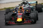 Foto zur News: Daniel Ricciardo (Red Bull) und Lewis Hamilton (Mercedes)