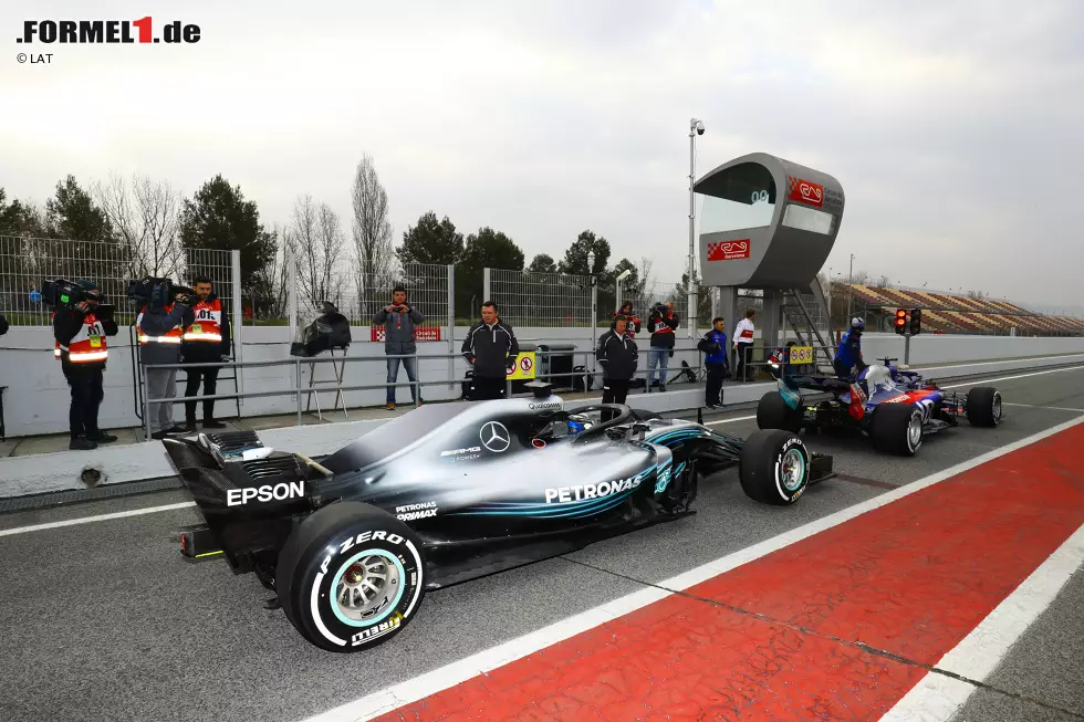 Foto zur News: Brendon Hartley (Toro Rosso) und Valtteri Bottas (Mercedes)