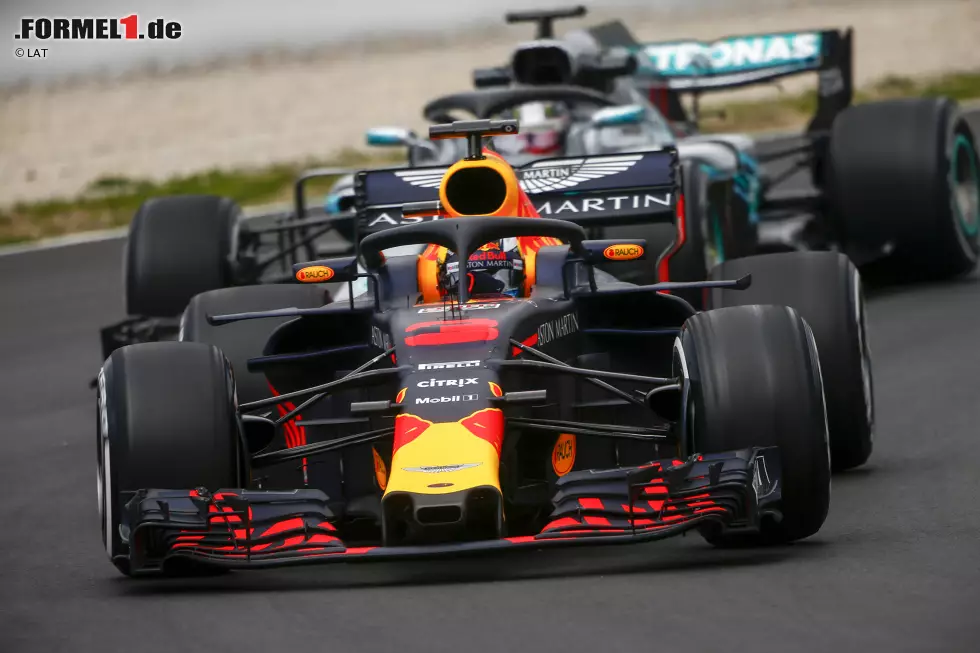 Foto zur News: Daniel Ricciardo (Red Bull) und Lewis Hamilton (Mercedes)