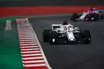 Foto zur News: Charles Leclerc (Sauber) und Esteban Ocon (Force India)