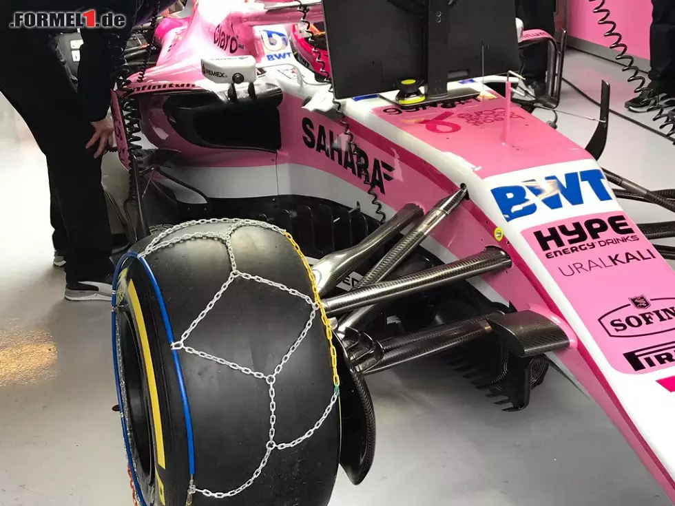 Foto zur News: Force India legte wegen des Wetters zum Spaß sogar Schneeketten an. Sie können sich jetzt durch die Technik-Innovationen dieses Tests klicken!