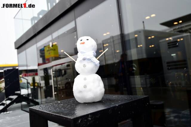 Foto zur News: Mercedes hat einen Schneemann gebaut. Um der Langeweile vorzubeugen.