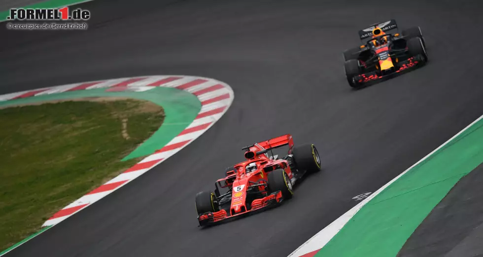 Foto zur News: Sebastian Vettel (Ferrari) und Max Verstappen (Red Bull)