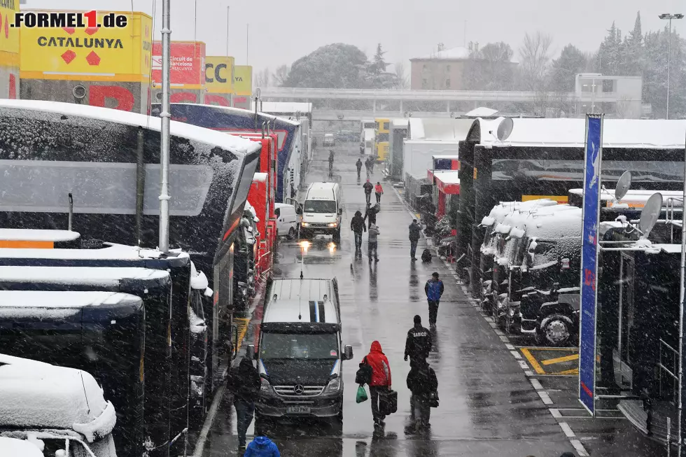 Foto zur News: Reges Treiben im Paddock - mehr als auf der Strecke.