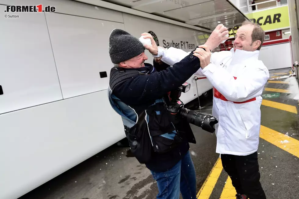 Foto zur News: Schneeballschlacht mit Josef Leberer.