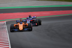 Foto zur News: Fernando Alonso (McLaren) und Pierre Gasly (Toro Rosso)
