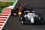 Foto zur News: Marcus Ericsson (Sauber) und Max Verstappen (Red Bull)