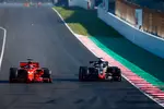 Foto zur News: Kimi Räikkönen (Ferrari) und Romain Grosjean (Haas)