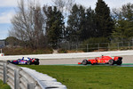 Foto zur News: Brendon Hartley (Toro Rosso) und Kimi Räikkönen (Ferrari)