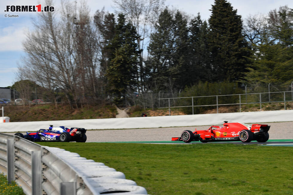 Foto zur News: Brendon Hartley (Toro Rosso) und Kimi Räikkönen (Ferrari)