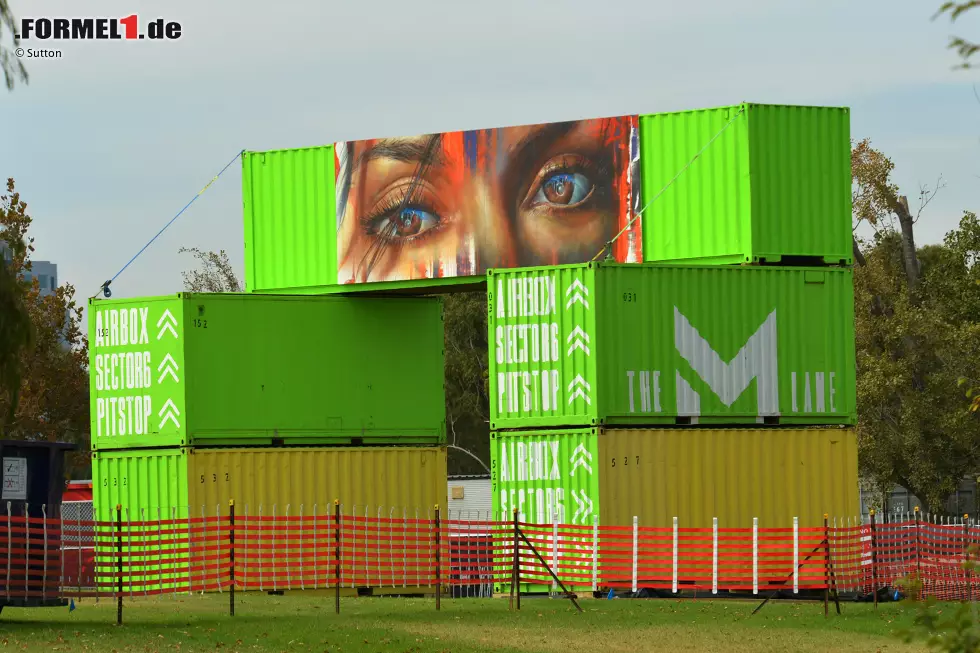 Foto zur News: Die ersten Container kommen an der Strecke an