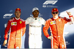 Foto zur News: Lewis Hamilton (Mercedes), Kimi Räikkönen (Ferrari) und Sebastian Vettel (Ferrari)