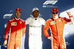 Foto zur News: Lewis Hamilton (Mercedes), Kimi Räikkönen (Ferrari) und Sebastian Vettel (Ferrari)