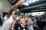 Foto zur News: Lewis Hamilton (Mercedes) mit dem Grid-Kids