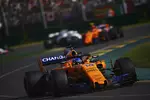 Foto zur News: Fernando Alonso (McLaren) und Stoffel Vandoorne (McLaren)