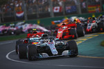 Foto zur News: Lewis Hamilton (Mercedes), Kimi Räikkönen (Ferrari) und Sebastian Vettel (Ferrari)