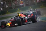 Foto zur News: Max Verstappen (Red Bull) und Romain Grosjean (Haas)