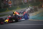 Foto zur News: Max Verstappen (Red Bull) und Romain Grosjean (Haas)