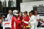 Foto zur News: Sebastian Vettel (Ferrari), Lewis Hamilton (Mercedes) und Kimi Räikkönen (Ferrari)