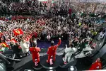 Foto zur News: Sebastian Vettel (Ferrari), Lewis Hamilton (Mercedes) und Kimi Räikkönen (Ferrari)