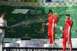 Foto zur News: Lewis Hamilton (Mercedes), Kimi Räikkönen (Ferrari) und Sebastian Vettel (Ferrari)