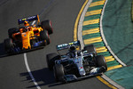 Foto zur News: Valtteri Bottas (Mercedes) und Stoffel Vandoorne (McLaren)