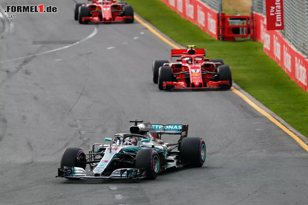 Lewis Hamilton (Mercedes), Sebastian Vettel (Ferrari) und Kimi Räikkönen (Ferrari) Foto zur News: Lewis Hamilton (Mercedes), Sebastian Vettel (Ferrari) und Kimi Räikkönen (Ferrari)