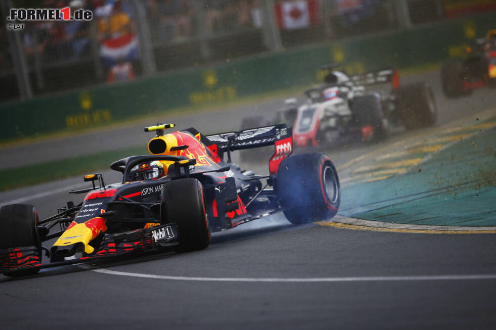 Foto zur News: Max Verstappen (Red Bull) und Romain Grosjean (Haas)