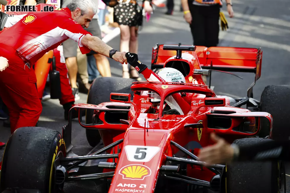 Foto zur News: Sebastian Vettel (Ferrari) und Maurizio Arrivabene