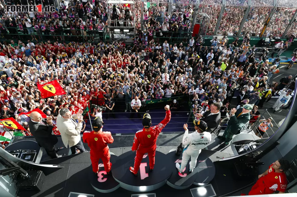 Foto zur News: Sebastian Vettel (Ferrari), Lewis Hamilton (Mercedes) und Kimi Räikkönen (Ferrari)