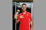 Foto zur News: Fahrer des Jahres: Sebastian Vettel (Ferrari) mit dem Motorsport-Total.com-Award 2017