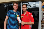 Foto zur News: Fahrer des Jahres: Redakteur Dominik Sharaf übergibt den Motorsport-Total.com-Award 2017 an Sebastian Vettel (Ferrari)