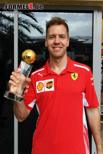 Foto zur News: Fahrer des Jahres: Sebastian Vettel (Ferrari) mit dem Motorsport-Total.com-Award 2017