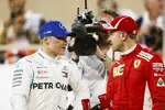 Foto zur News: Valtteri Bottas (Mercedes) und Sebastian Vettel (Ferrari)