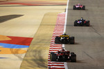 Foto zur News: Marcus Ericsson (Sauber) und Carlos Sainz (Renault)