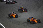 Foto zur News: Fernando Alonso (McLaren), Stoffel Vandoorne (McLaren), Max Verstappen (Red Bull) und Romain Grosjean (Haas)